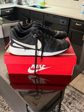 Nike Men's Black and White Low-Top Sneakers